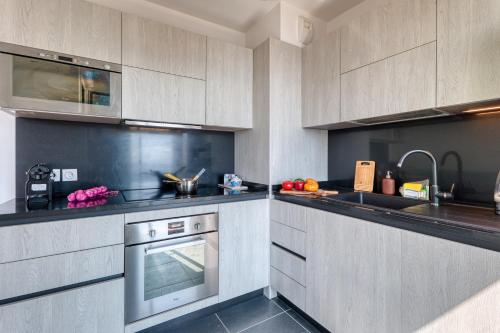 une cuisine avec une cuisinière et un évier dans l'établissement Krystal Palace - Splendid Sea View - Happy Rentals, à Beausoleil