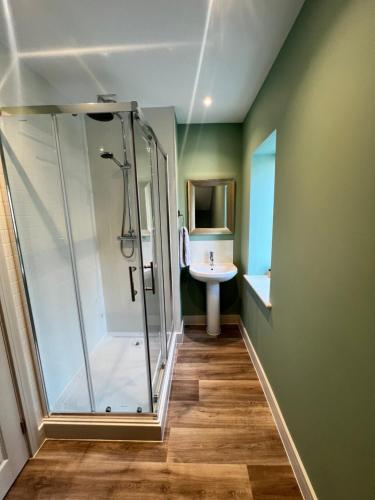 un baño con ducha y lavabo en torrs view apartment, en Ilfracombe