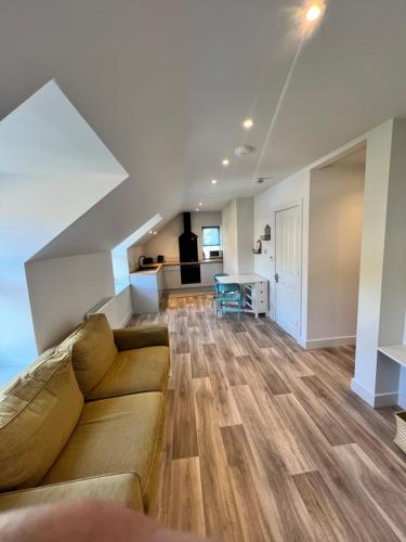una sala de estar con un sofá y una mesa en torrs view apartment, en Ilfracombe