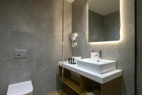 A bathroom at Villa Otter by PosarelliVillas