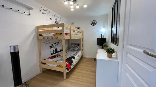 une chambre avec un lit superposé dans une pièce dans l'établissement Paco Homestay, à Saint-Germain-sur-Morin