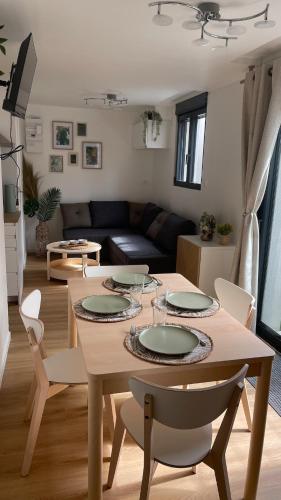 d'un salon avec une table et des plaques de cuisson. dans l'établissement Paco Homestay, à Saint-Germain-sur-Morin