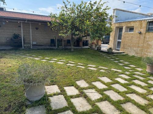 a yard with a stone path in front of a house at Dear Mary, B&B romantico vicino Lecce nel cuore del Salento in San Cesario di Lecce