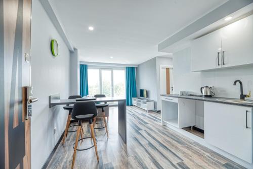 Kuchyň nebo kuchyňský kout v ubytování Grisverde Suites Hotel