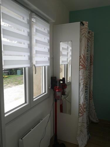 une pièce avec une fenêtre avec des stores blancs dessus dans l'établissement Dépendance avec terrasse, Disneyland Paris, à Esbly