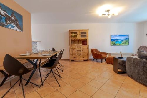 un salon avec une table, des chaises et un canapé dans l'établissement Cassiopee, spacieux et familiale 3 chambres, à Annecy