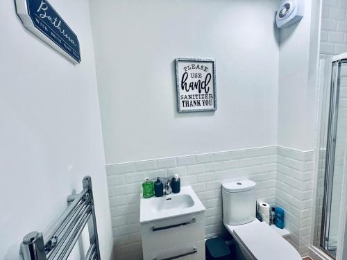 Ένα μπάνιο στο Cosy apartment in Medway Rochester Castle and Cathedral Strood stn and high street suitable for contractors