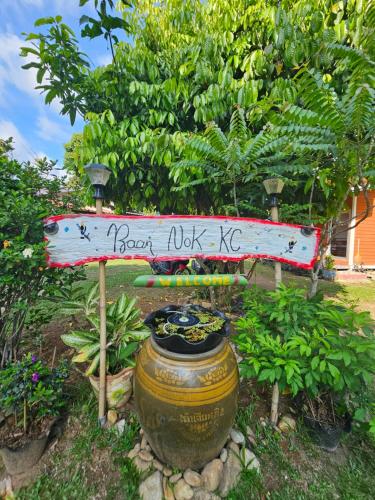 Taman di luar Baan Nok Koh Chang