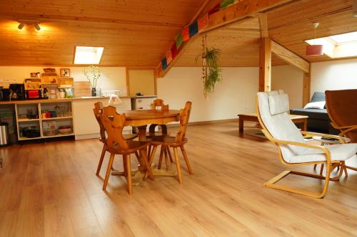 un salon avec une table et des chaises en bois dans l'établissement Eco-gîte Belle-étoile, à Verrens-Arvey