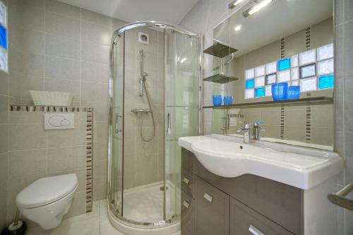 une salle de bain avec un lavabo, une douche et des toilettes dans l'établissement Studio lumineux avec balcon A0B207, à Cannes