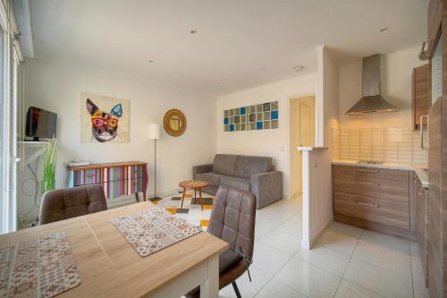 une cuisine et un salon avec une table et un canapé dans l'établissement Studio lumineux avec balcon A0B207, à Cannes