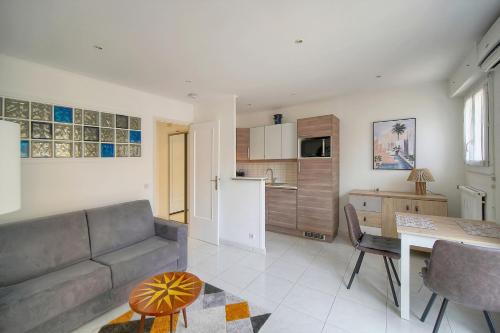 un salon avec un canapé et une table et une cuisine dans l'établissement Studio lumineux avec balcon A0B207, à Cannes