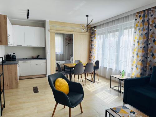 Kuchyňa alebo kuchynka v ubytovaní ApartamentyKudowa - Willa Pod Dębami z ogrodem i parkingiem,