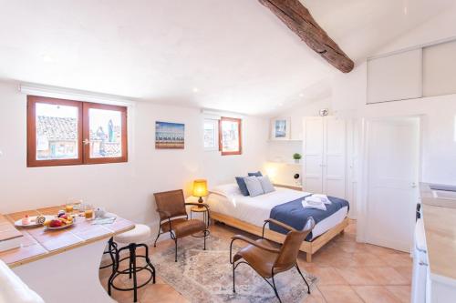 une chambre avec un lit, une table et des chaises dans l'établissement #5 Eagle Nest 5mins walk of the Sea AC Wifi Old town, à Nice