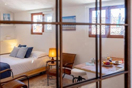 - une chambre avec un lit, un bureau et une table avec une chaise dans l'établissement #5 Eagle Nest 5mins walk of the Sea AC Wifi Old town, à Nice