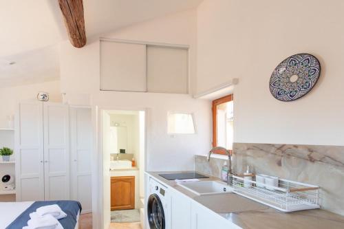 une cuisine blanche avec un évier et un lave-vaisselle dans l'établissement #5 Eagle Nest 5mins walk of the Sea AC Wifi Old town, à Nice