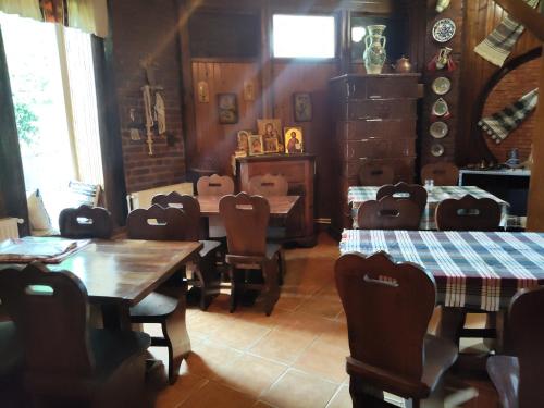 ein Esszimmer mit Holztischen und Stühlen in einem Raum in der Unterkunft CASA Maria in Cristian