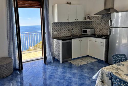 Η κουζίνα ή μικρή κουζίνα στο Casa Luisa & Milu , Coastal Retreats in Furore!