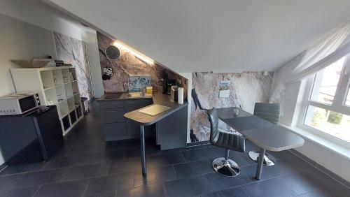 a kitchen with a counter and a table in it at Ferienwohnung am Park in Erfurt