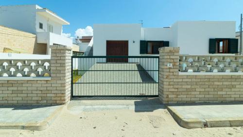 un balcone di una casa con cancello e scale di Villa Casa Vacanza Sea Front a Torre Pali