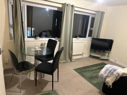 TV a/nebo společenská místnost v ubytování Legacy’s Guesthouse