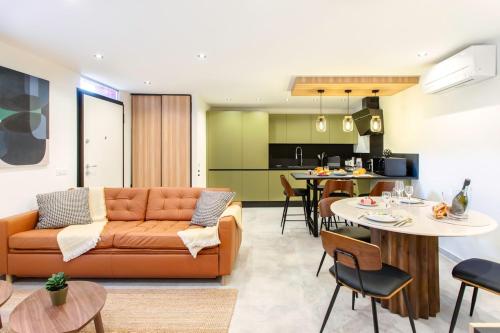 #45 Quiet chic 5mins walk to port and beach AC Wifi