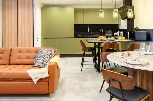 un salon et une cuisine avec un canapé et une table dans l'établissement #45 Quiet chic 5mins walk to port and beach AC Wifi, à Villefranche-sur-Mer