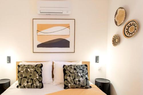 une chambre avec un lit et un tableau au mur dans l'établissement #45 Quiet chic 5mins walk to port and beach AC Wifi, à Villefranche-sur-Mer