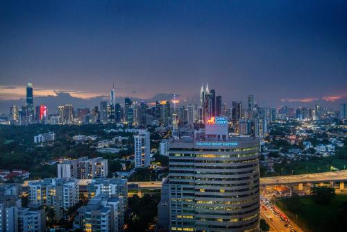 Blick auf die Skyline der Stadt in der Nacht in der Unterkunft Novo Ampang, Luxury Premium 3BR Penthouse, Kuala Lumpur by Cobnb in Kuala Lumpur