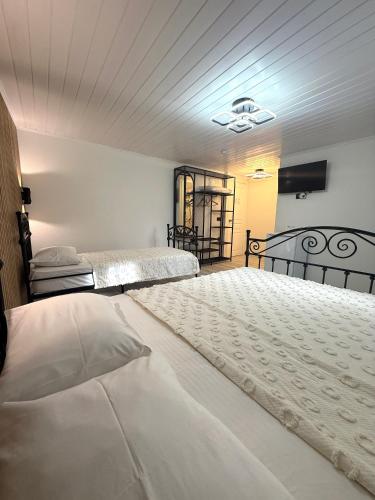 Ένα ή περισσότερα κρεβάτια σε δωμάτιο στο Entire 4-BR Historic Greek Home in Cunda Island