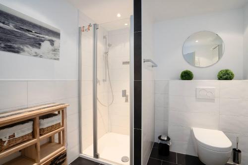 a bathroom with a shower and a toilet at Villa Meeresrauschen Carpe Diem mit großzügiger Terrasse und extragroßem Strandkorb in Pelzerhaken