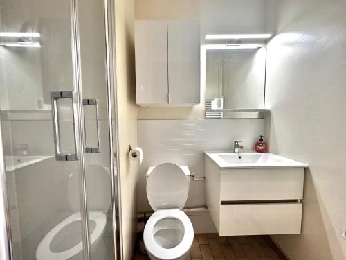 une petite salle de bain avec toilettes et lavabo dans l'établissement Studio le grau du roi, 4 personnes, place de parking, au Grau-du-Roi