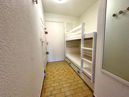 Cette petite chambre dispose de lits superposés et d'un couloir. dans l'établissement Studio le grau du roi, 4 personnes, place de parking, au Grau-du-Roi