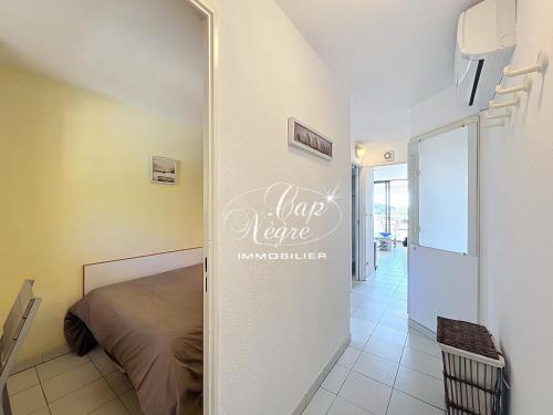 a bedroom with a bed and a sign that says have at Appartement T2 rénové vue mer pour 4 personnes a 50m de la plage de Pramousquier in Rayol-Canadel-sur-Mer