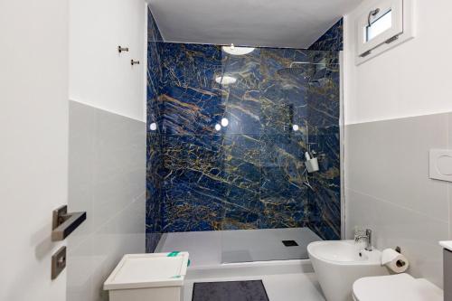 a bathroom with a toilet and a sink at B&B Belvedere All'Idria in Ragusa
