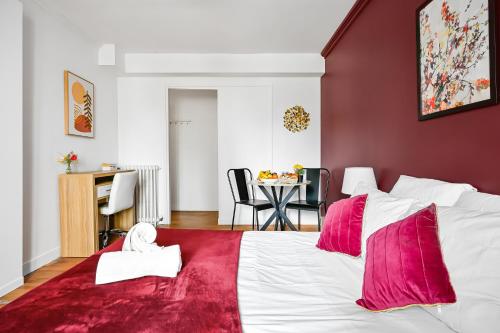 une chambre avec un grand lit blanc avec des oreillers roses dans l'établissement Le Chic - Chambre cosy aux portes de Paris, à Bagneux