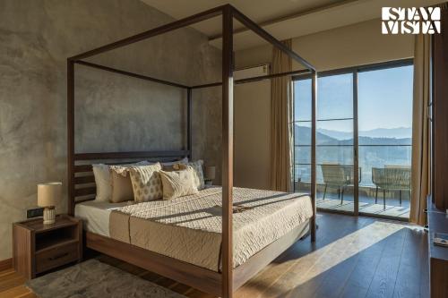 Voodi või voodid majutusasutuse StayVista at Dos - The Himalayan Den with Jacuzzi toas