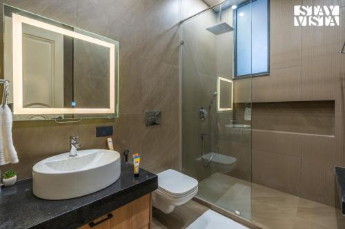 Vannituba majutusasutuses StayVista at Dos - The Himalayan Den with Jacuzzi