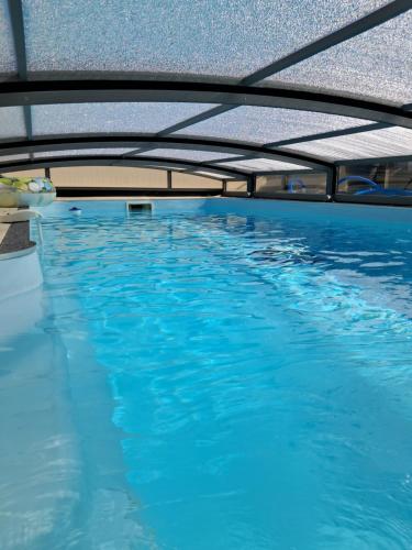 - une piscine d'eau bleue dans l'établissement Logis de Paty, à Lagny-sur-Marne