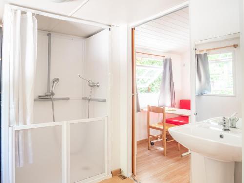 une salle de bain avec douche et lavabo dans l'établissement Camping de la Chapelette, à Saint-Martin-de-Crau