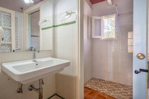 a bathroom with a sink and a shower at Can Miquel pollensa in Pollença