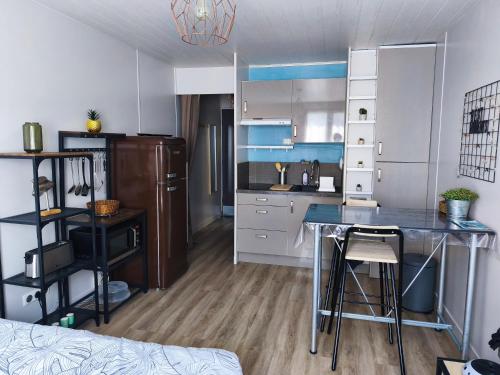 une cuisine avec une table et un comptoir dans l'établissement Le Cardinal, à La Rochelle