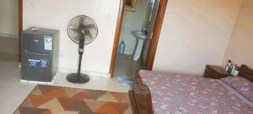 a room with a table and a fan in a room at Teranga Ancienne Piste Mermoz in Dakar