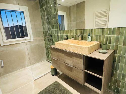 une salle de bain avec un lavabo et une douche avec un miroir dans l'établissement Logement vue mer et plage à pied, à Sainte-Maxime