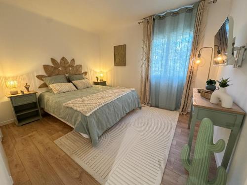 une chambre avec un lit et une grande fenêtre dans l'établissement Logement vue mer et plage à pied, à Sainte-Maxime