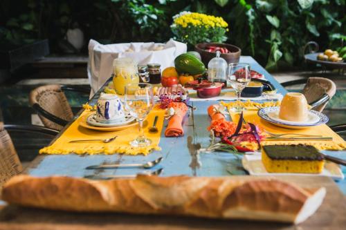 ein Tisch mit Essen und Getränken darauf in der Unterkunft B & B Gourmet Itaipava in Itaipava