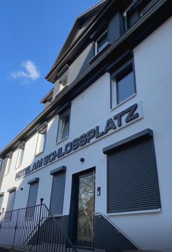 ヘッヒンゲンにあるHotel am Schlossplatzの看板付白い建物