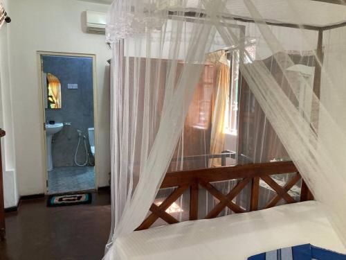 Ένα ή περισσότερα κρεβάτια σε δωμάτιο στο Grand Villa Hikkaduwa
