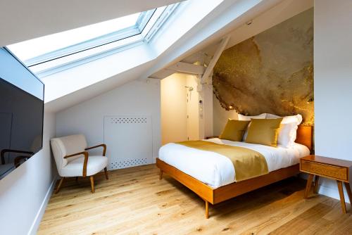Cama o camas de una habitación en Solstice Beaune - Hôtel et Terroir