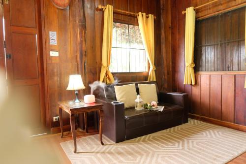 Χώρος καθιστικού στο Sai Nam Wang Lodge
